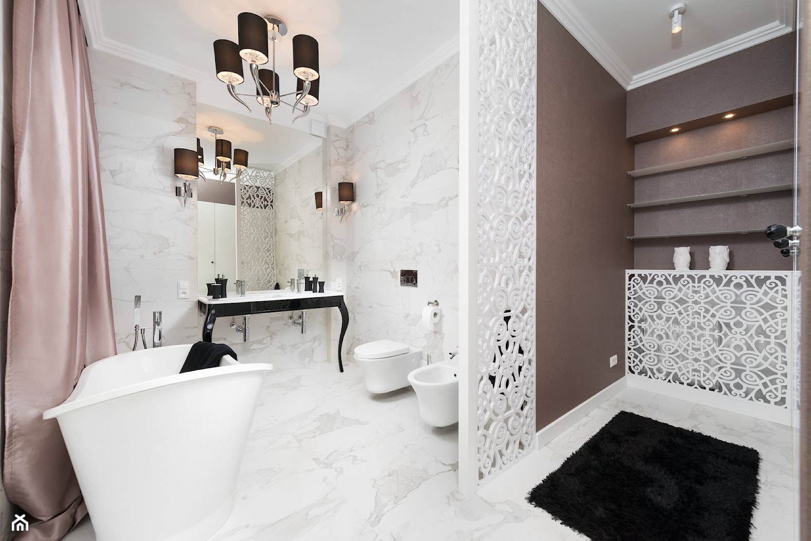 Eklektyczne wnętrze z łazienką w stylu glamour - Średnia na poddaszu z marmurową podłogą łazienka z oknem, styl glamour - zdjęcie od GALERIE VENIS - Homebook