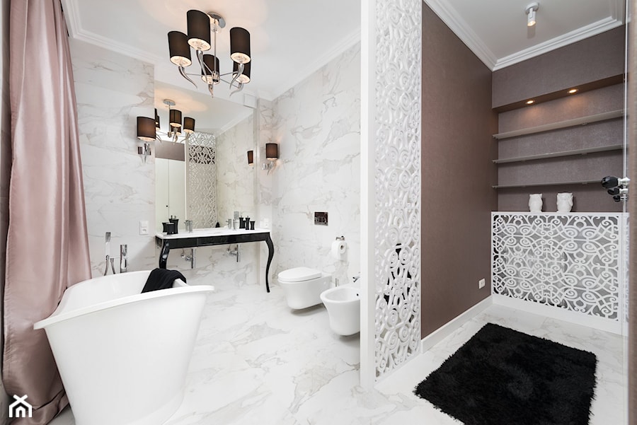 Eklektyczne wnętrze z łazienką w stylu glamour - Średnia na poddaszu z marmurową podłogą łazienka z oknem, styl glamour - zdjęcie od GALERIE VENIS