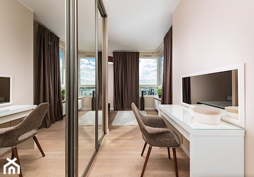 Dwupoziomowe mieszkanie w stylu nowoczesnym - Średnia beżowa sypialnia, styl nowoczesny - zdjęcie od GALERIE VENIS