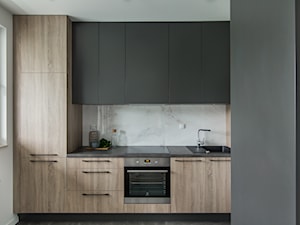 Designerskie mieszkanie w stylu nowoczesnym - Mała z salonem z kamiennym blatem biała szara z zabudowaną lodówką kuchnia jednorzędowa, styl nowoczesny - zdjęcie od GALERIE VENIS