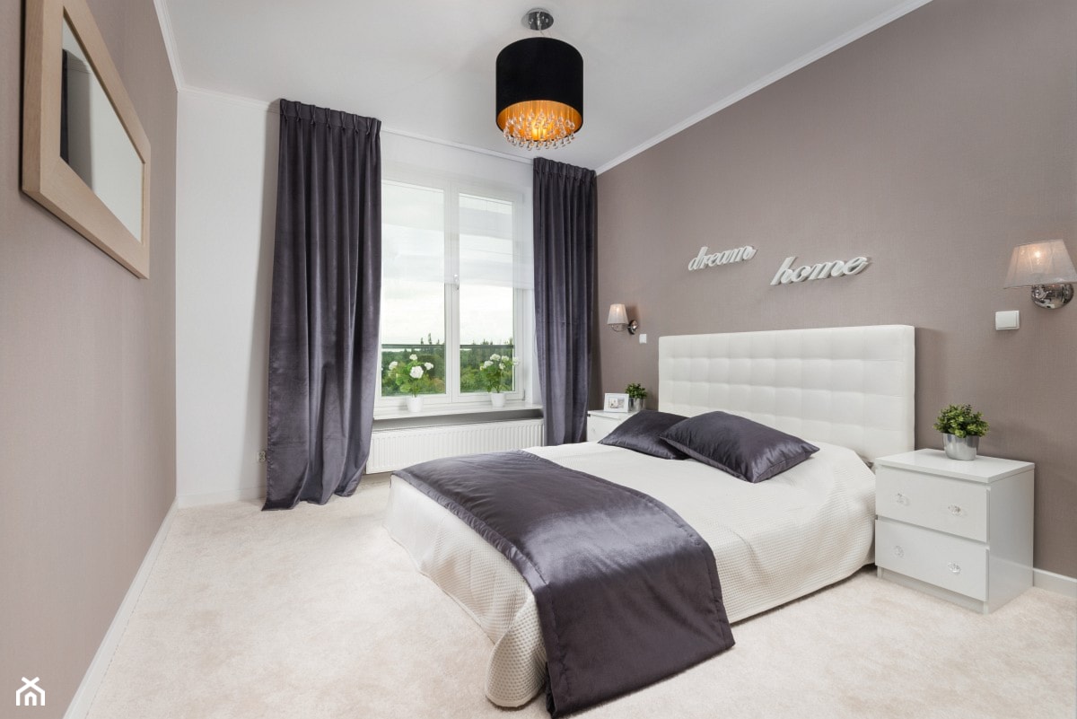 Nowoczesne mieszkanie z drewnem w roli głównej - Średnia biała szara sypialnia, styl tradycyjny - zdjęcie od GALERIE VENIS - Homebook