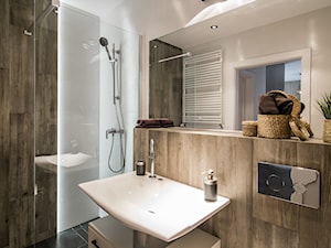 Designerskie mieszkanie w stylu nowoczesnym - Mała z punktowym oświetleniem łazienka z oknem, styl ... - zdjęcie od GALERIE VENIS