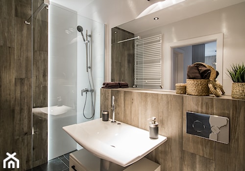 Designerskie mieszkanie w stylu nowoczesnym - Mała z punktowym oświetleniem łazienka z oknem, styl nowoczesny - zdjęcie od GALERIE VENIS