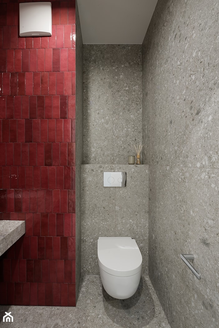 Kolor roku 2023 w połączeniu z terazzo w projekcie łazienki - zdjęcie od GALERIE VENIS - Homebook