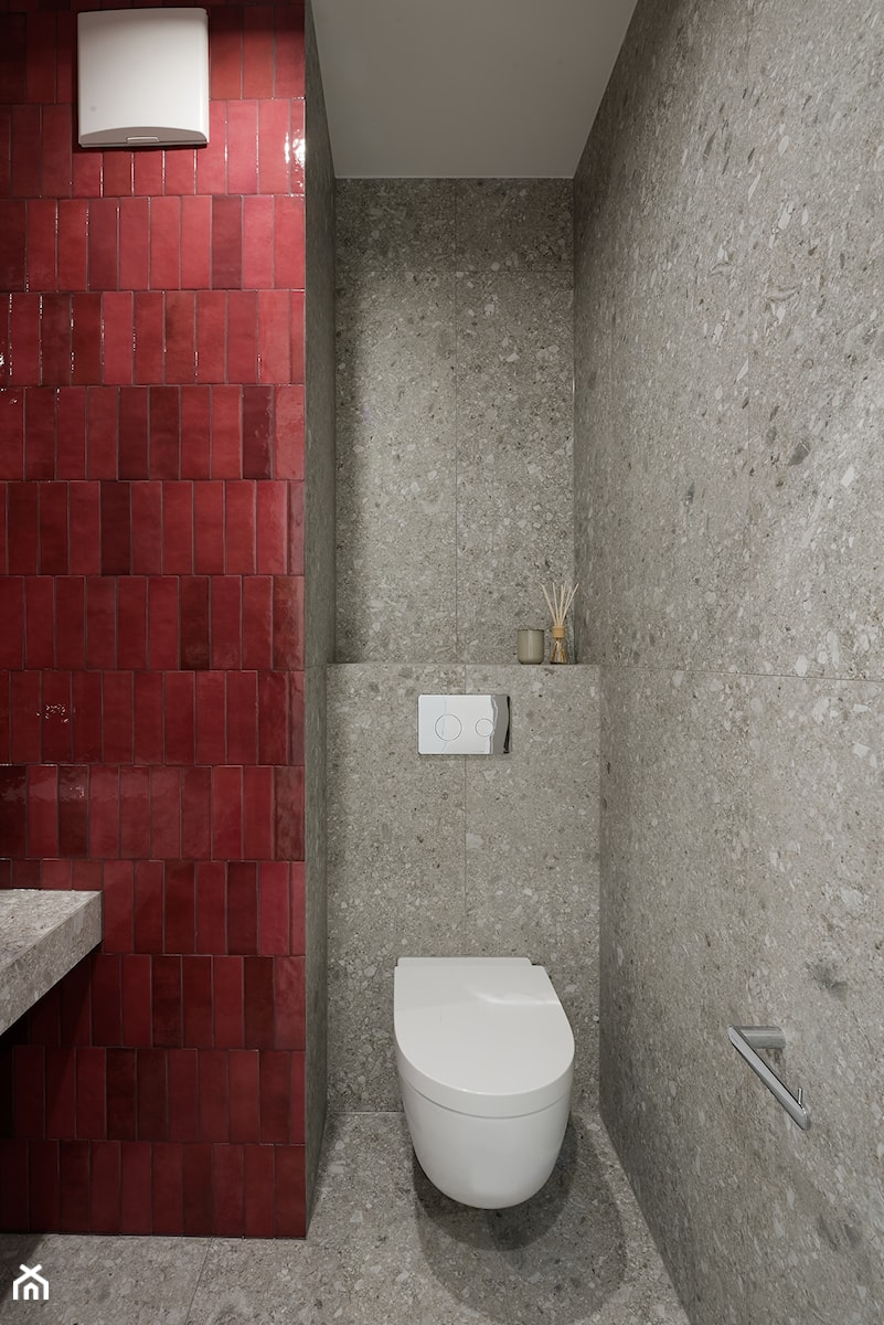 Kolor roku 2023 w połączeniu z terazzo w projekcie łazienki - zdjęcie od GALERIE VENIS