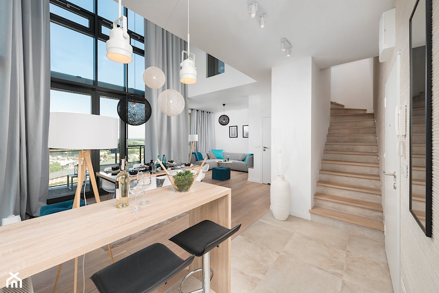 Dwupoziomowe mieszkanie w stylu nowoczesnym - Średni biały salon z jadalnią, styl nowoczesny - zdjęcie od GALERIE VENIS