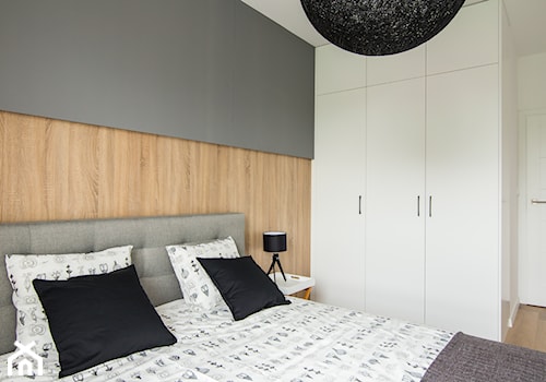 Designerskie mieszkanie w stylu nowoczesnym - Mała biała szara sypialnia, styl nowoczesny - zdjęcie od GALERIE VENIS
