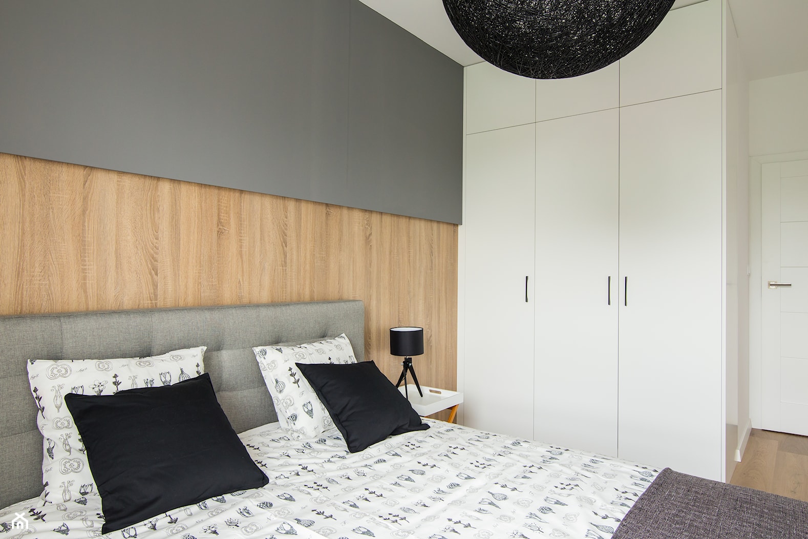Designerskie mieszkanie w stylu nowoczesnym - Mała biała szara sypialnia, styl nowoczesny - zdjęcie od GALERIE VENIS - Homebook