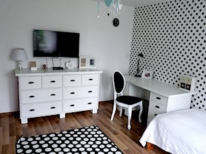 Pokój dziewczynki - Średni biały czarny pokój dziecka dla nastolatka dla dziewczynki, styl skandynawski - zdjęcie od Latarenka
