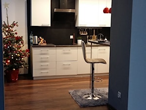 Mieszkanie w Katowicach - Średnia otwarta z salonem biała czarna kuchnia jednorzędowa, styl nowoczesny - zdjęcie od Architekt Anna Maj