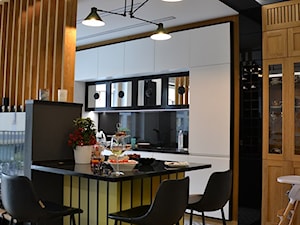 Elegancki Apartament - Średnia otwarta z salonem biała czarna z zabudowaną lodówką z podblatowym zlewozmywakiem kuchnia jednorzędowa, styl nowoczesny - zdjęcie od CKkwadrat