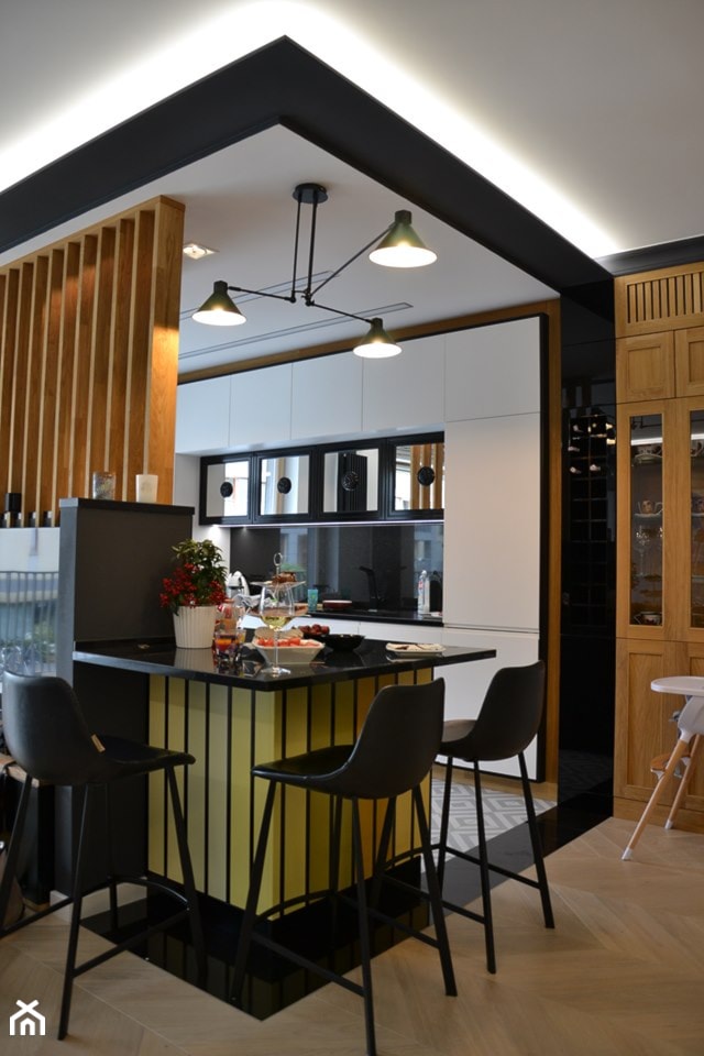 Elegancki Apartament - Średnia otwarta z salonem biała czarna z zabudowaną lodówką z podblatowym zlewozmywakiem kuchnia jednorzędowa, styl nowoczesny - zdjęcie od CKkwadrat