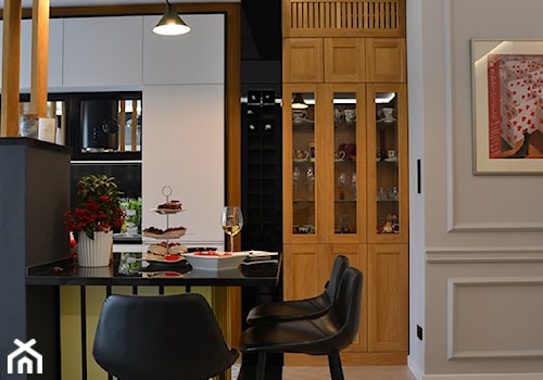 Elegancki Apartament - Średnia otwarta z salonem biała czarna szara z zabudowaną lodówką kuchnia dwurzędowa, styl glamour - zdjęcie od CKkwadrat