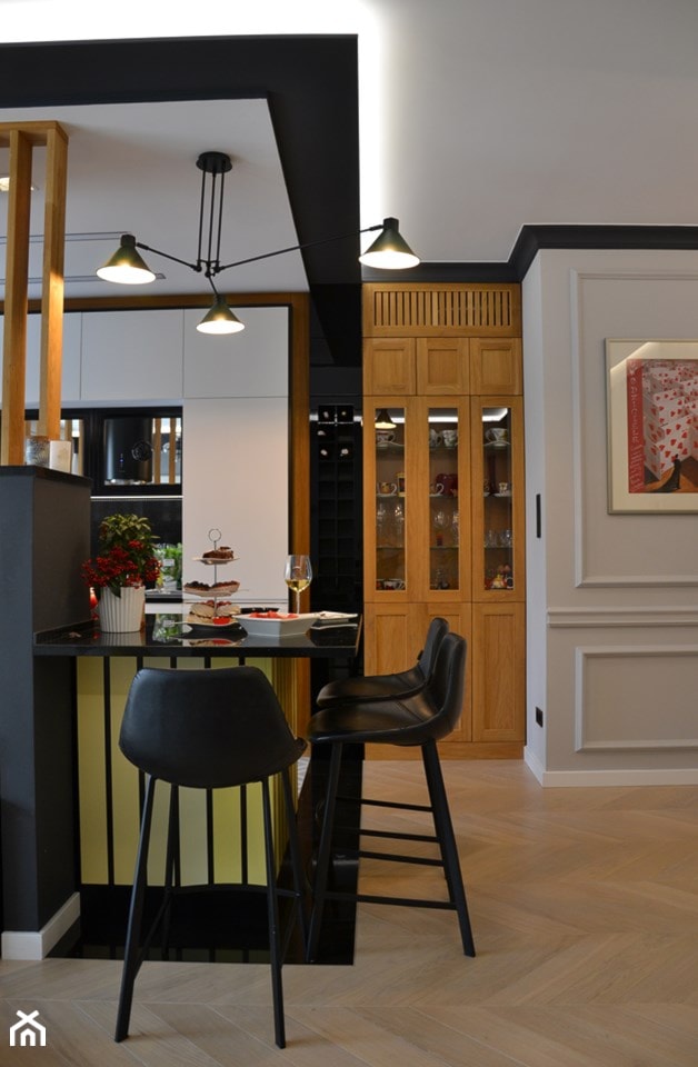 Elegancki Apartament - Średnia otwarta z salonem biała czarna szara z zabudowaną lodówką kuchnia dwurzędowa, styl glamour - zdjęcie od CKkwadrat