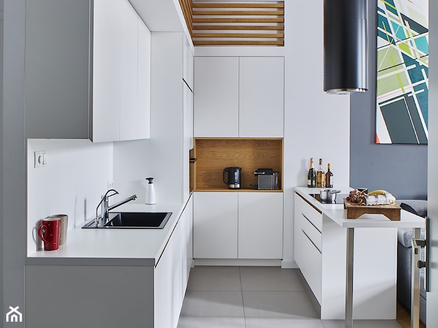 Apartament - Średnia otwarta z salonem biała z zabudowaną lodówką z nablatowym zlewozmywakiem kuchnia w kształcie litery u, styl nowoczesny - zdjęcie od CKkwadrat