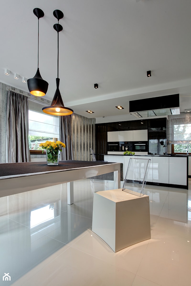 Żyć w pięćdziesięciu odcieniach szarości czyli kolorystyczny minimalizm - Duża biała jadalnia w kuchni, styl nowoczesny - zdjęcie od Interio Design