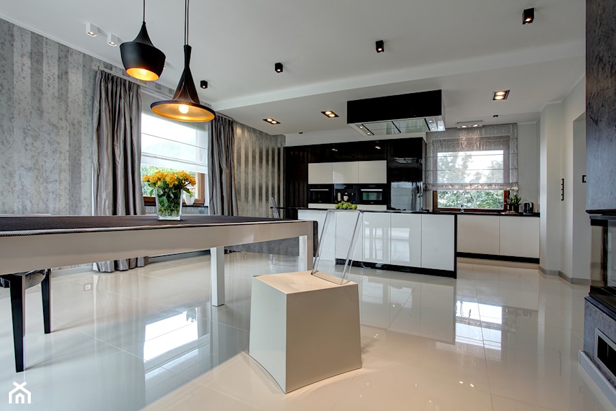Żyć w pięćdziesięciu odcieniach szarości czyli kolorystyczny minimalizm - Duża biała szara jadalnia w kuchni, styl nowoczesny - zdjęcie od Interio Design