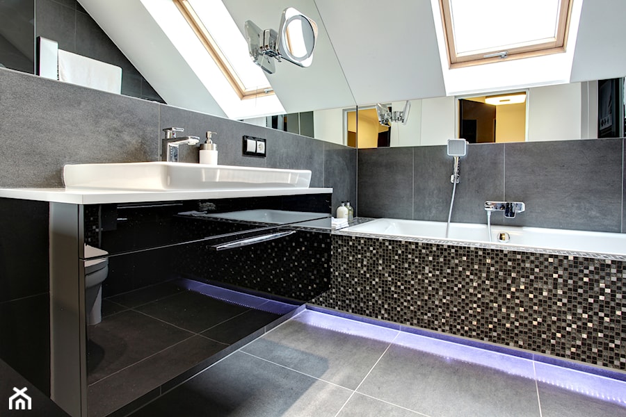 Black & white - Mała średnia na poddaszu łazienka z oknem, styl nowoczesny - zdjęcie od Interio Design