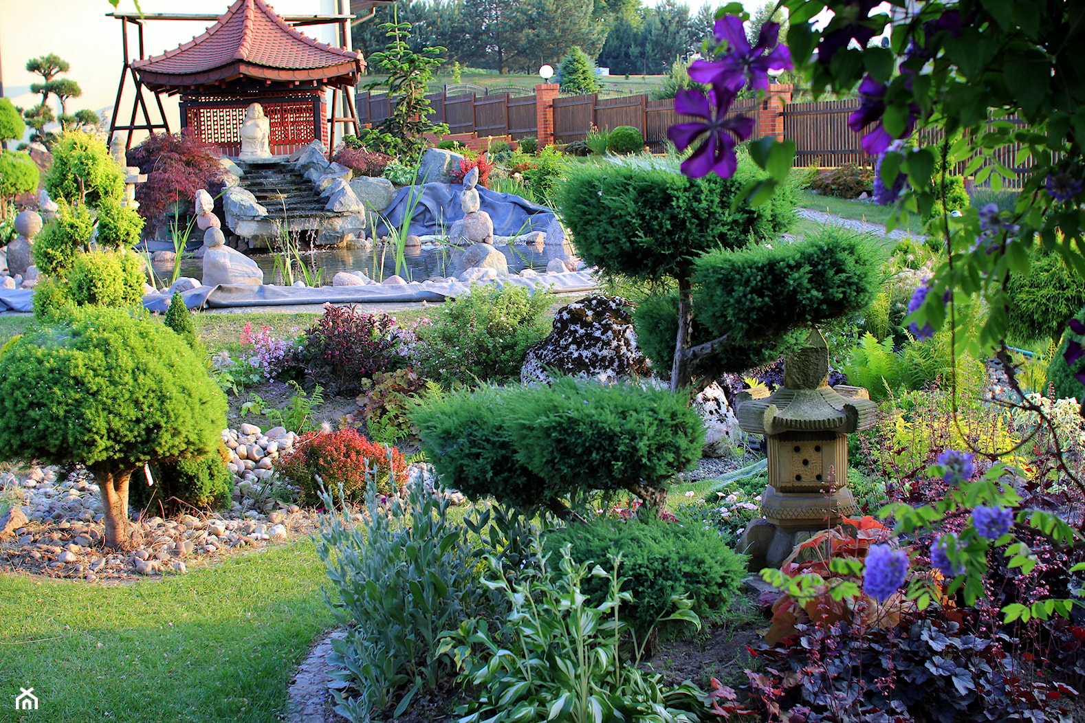 Japonski ogrod na Slasku - Z nawierzchnią pokrytą kostką brukową ogród japoński z oczkiem wodnym za domem z altaną - zdjęcie od Magda Lena 50 - Homebook