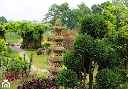 Japonski ogrod na Slasku - Duży z nawierzchnią pokrytą kostką brukową ogród za domem - zdjęcie od Magda Lena 50
