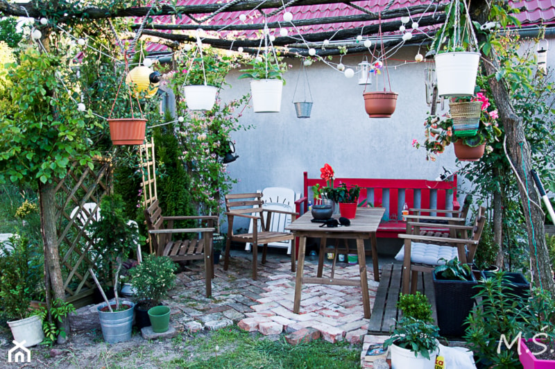 Kwietna pergola - Średni ogród za domem z pergolą, styl rustykalny - zdjęcie od Małgorzata Śleboda