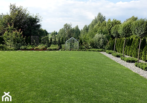na Słonecznej - Duży ogród z ogródkiem warzywnym za domem z altaną, styl nowoczesny - zdjęcie od kamila_lbn