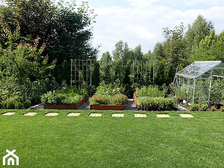 Aranżacje wnętrz - Ogród: na Słonecznej - Duży ogród z ogródkiem warzywnym za domem, styl minimalistyczny - kamila_lbn. Przeglądaj, dodawaj i zapisuj najlepsze zdjęcia, pomysły i inspiracje designerskie. W bazie mamy już prawie milion fotografii!