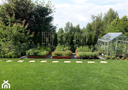 na Słonecznej - Duży ogród z ogródkiem warzywnym za domem, styl minimalistyczny - zdjęcie od kamila_lbn