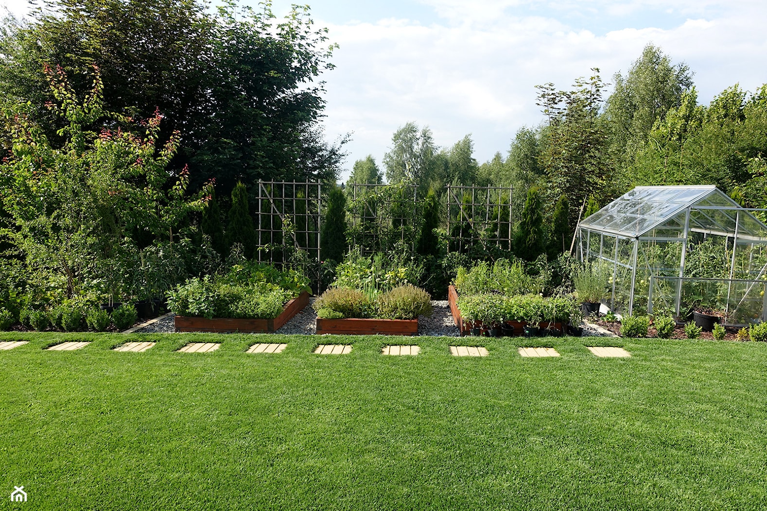 na Słonecznej - Duży ogród z ogródkiem warzywnym za domem, styl minimalistyczny - zdjęcie od kamila_lbn - Homebook