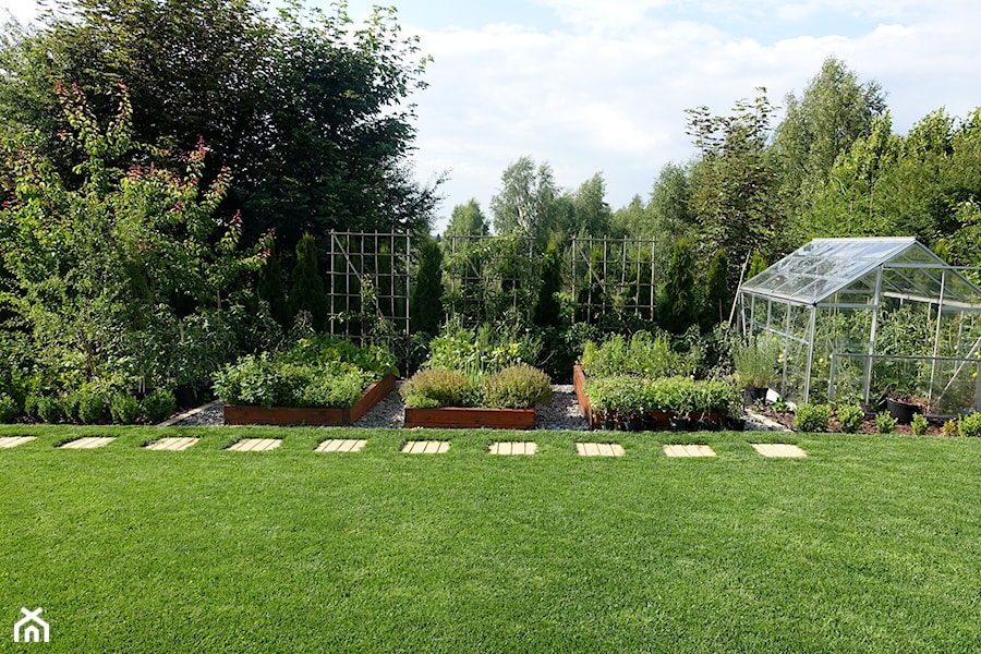 na Słonecznej - Duży ogród z ogródkiem warzywnym za domem, styl minimalistyczny - zdjęcie od kamila_lbn