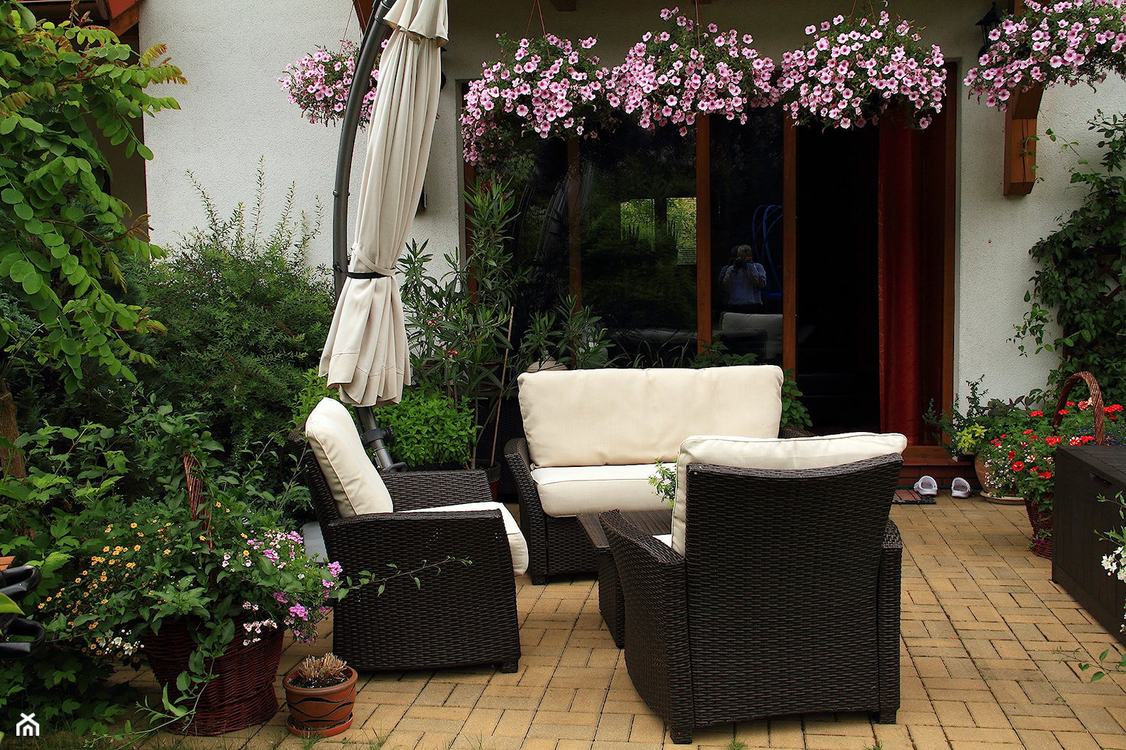 Strefa wypoczynku - Mały z meblami ogrodowymi z donicami na kwiaty taras z tyłu domu - zdjęcie od metez - Homebook