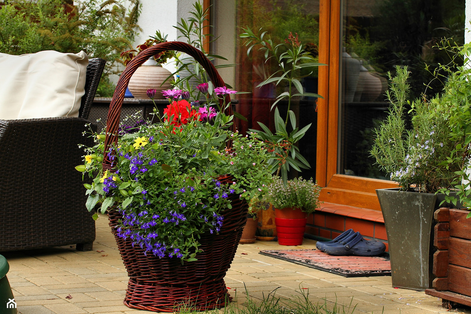 Strefa wypoczynku - Średni z meblami ogrodowymi z donicami na kwiaty taras z tyłu domu - zdjęcie od metez - Homebook
