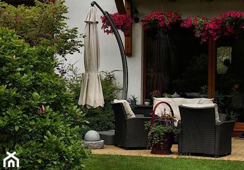 Strefa wypoczynku - Średni z meblami ogrodowymi z donicami na kwiaty taras - zdjęcie od metez