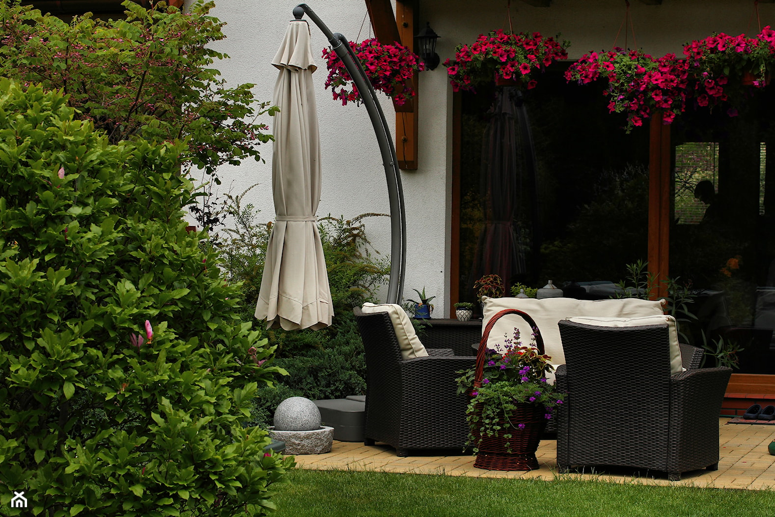 Strefa wypoczynku - Średni z meblami ogrodowymi z donicami na kwiaty taras - zdjęcie od metez - Homebook