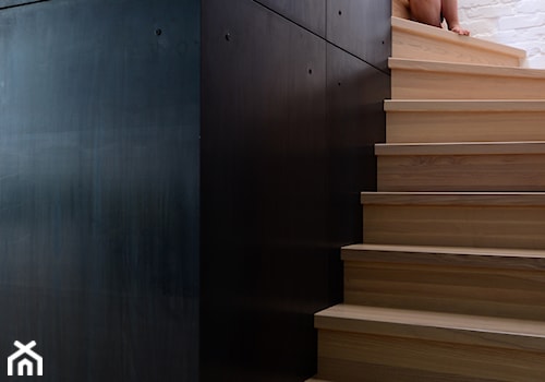 aranżacja wnętrz / projekt sypialni - Schody zabiegowe wachlarzowe drewniane, styl minimalistyczny - zdjęcie od Fabrykawnetrz
