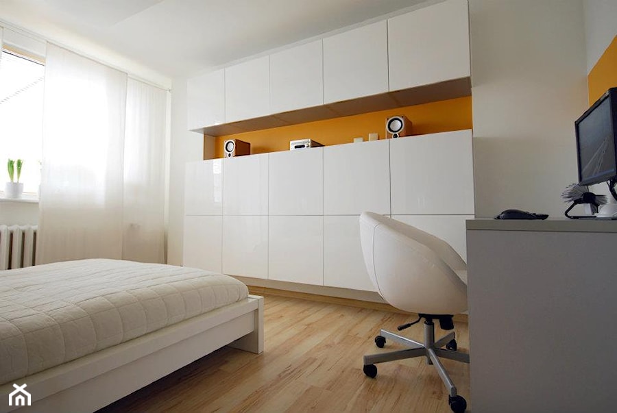 mieszkanie Koszalin - Średnia beżowa z biurkiem sypialnia, styl minimalistyczny - zdjęcie od Fabrykawnetrz