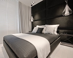 Apartament Olimpijski w Darłowie - Średnia z panelami tapicerowanymi sypialnia z balkonem / tarasem, ... - zdjęcie od Fabrykawnetrz - Homebook