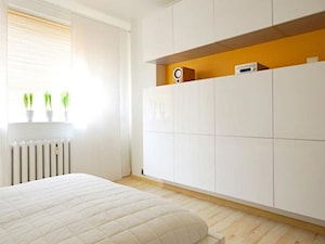 mieszkanie Koszalin - Średnia biała sypialnia, styl minimalistyczny - zdjęcie od Fabrykawnetrz