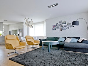 Aranżacja wnętrz / dom w Darłowie - Mały biały salon z kuchnią z jadalnią, styl nowoczesny - zdjęcie od Fabrykawnetrz