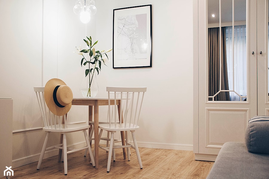 Mieszkanie na wynajem - Gdynia - Mały biały salon z jadalnią - zdjęcie od BEZ CUKRU studio projektowe