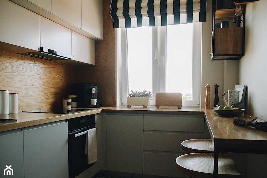 Mieszkanie - Gdańsk - Mała zamknięta beżowa biała z zabudowaną lodówką z podblatowym zlewozmywakiem kuchnia w kształcie litery u z oknem - zdjęcie od BEZ CUKRU studio projektowe