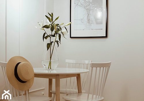 Mieszkanie na wynajem - Gdynia - Mała biała jadalnia - zdjęcie od BEZ CUKRU studio projektowe