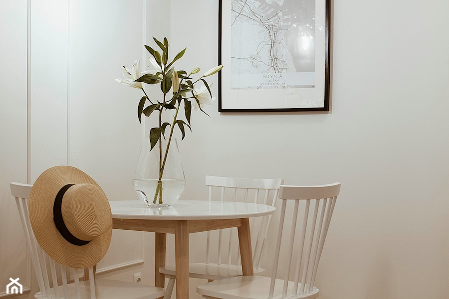 Mieszkanie na wynajem - Gdynia - Mała biała jadalnia - zdjęcie od BEZ CUKRU studio projektowe