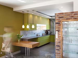 Dom w Raculi - Średnia otwarta z salonem szara zielona kuchnia w kształcie litery l z oknem z marmurem nad blatem kuchennym, styl nowoczesny - zdjęcie od ARREA Autorska Pracownia Projektowania Wnętrz