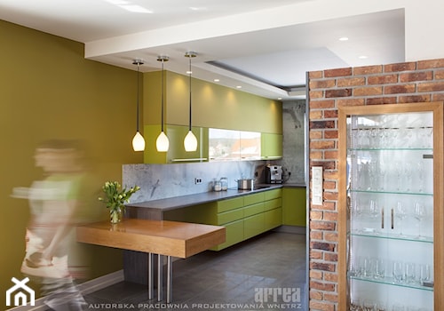 Dom w Raculi - Średnia otwarta z salonem szara zielona kuchnia w kształcie litery l z oknem z marmurem nad blatem kuchennym, styl nowoczesny - zdjęcie od ARREA Autorska Pracownia Projektowania Wnętrz