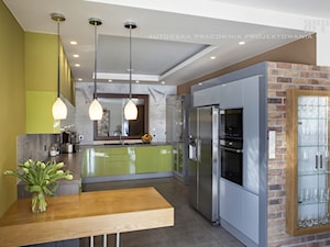 Dom w Raculi - Średnia otwarta brązowa szara zielona z podblatowym zlewozmywakiem kuchnia w kształcie litery u, styl nowoczesny - zdjęcie od ARREA Autorska Pracownia Projektowania Wnętrz