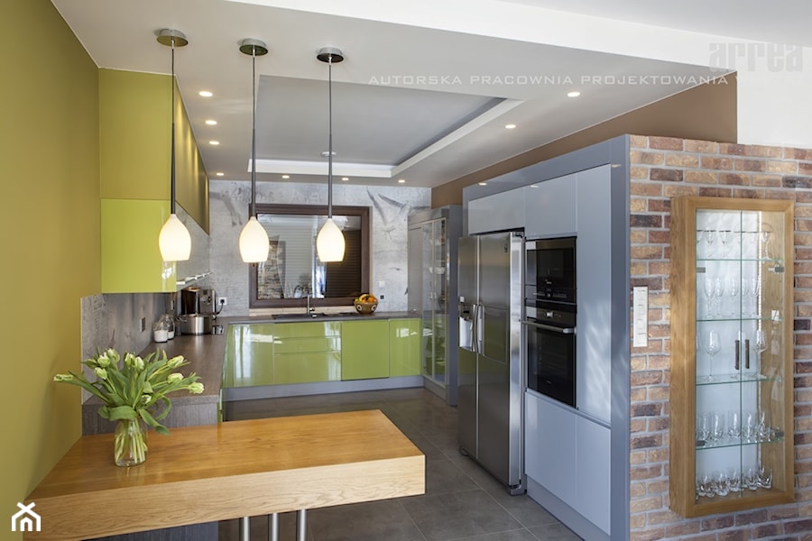 Dom w Raculi - Średnia otwarta brązowa szara zielona z podblatowym zlewozmywakiem kuchnia w kształcie litery u, styl nowoczesny - zdjęcie od ARREA Autorska Pracownia Projektowania Wnętrz