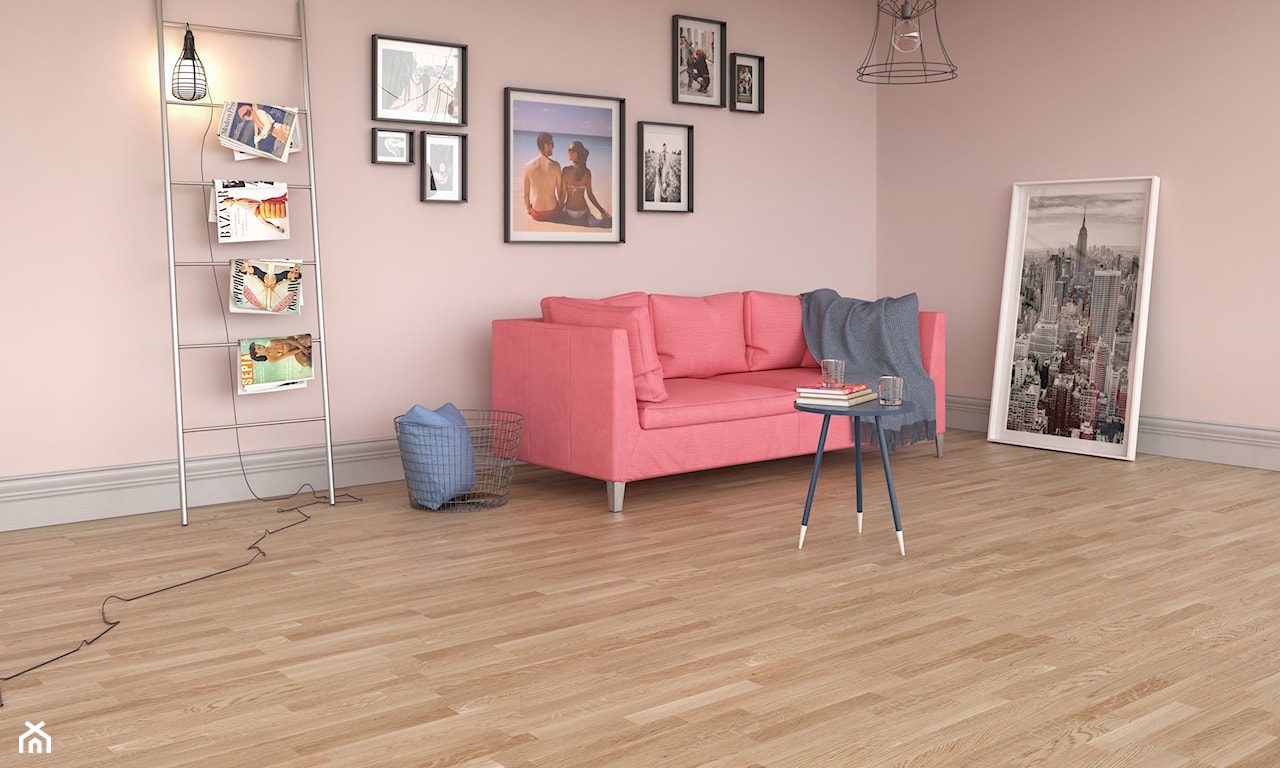 drewniana podłoga i różowa sofa