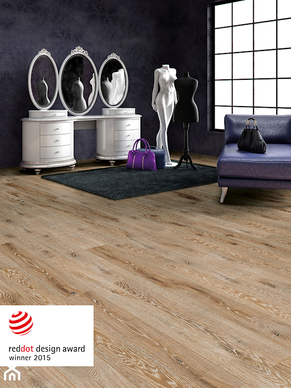 drewniana podłoga Baltic Wood, biała toaletka, czarny dywanik, fioletowa sofa