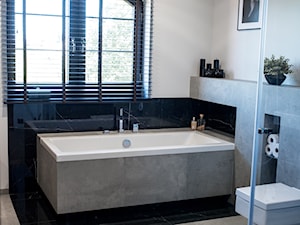 Elegancka łazienka w domu jednorodzinnym - Mała z punktowym oświetleniem łazienka z oknem, styl nowoczesny - zdjęcie od Home-look